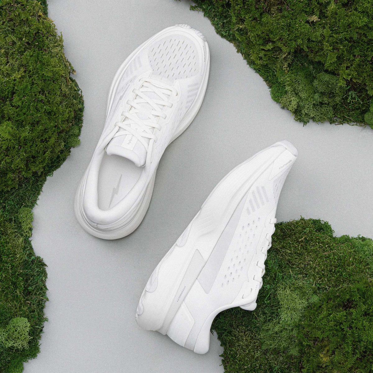 Hylo AXIS Running Shoes White Grey showing top view of engineered Jacquard warp knit upper and inner side view displaying bio-based cushioning with lightweight stability