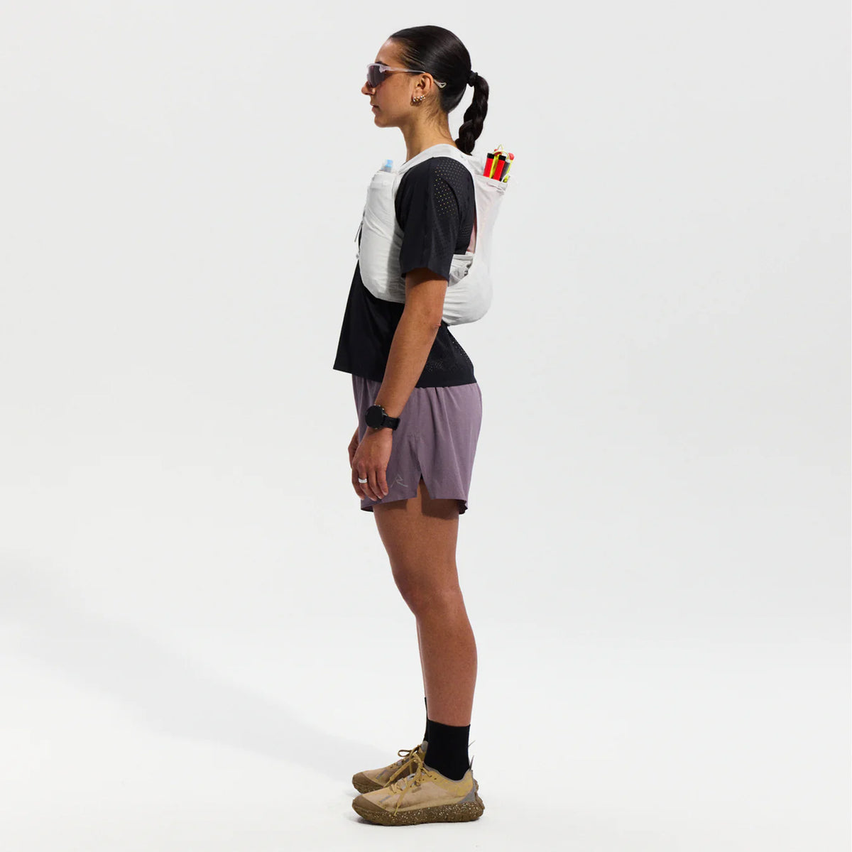 Raide LF 5L Running Vest in White — full body side view worn on model showing flex carry adaptable storage, DyneemaⓇ mesh base and DotAir body fabric silhouette in motion