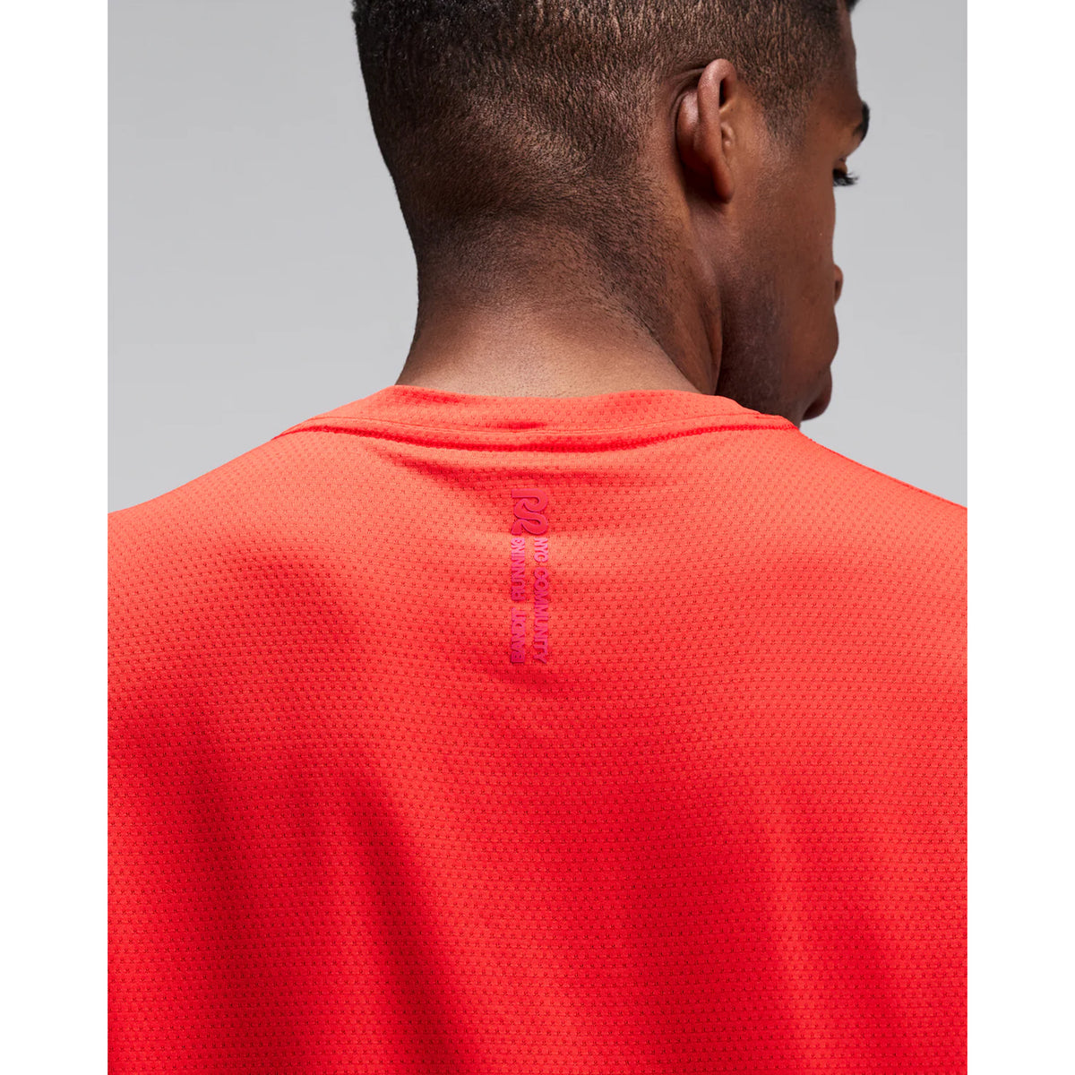 Men's Bandit Micromesh Run Tee Poppy close-up of back showing fast-drying Micromesh fabric with sweat-wicking airflow construction for sustained running efforts