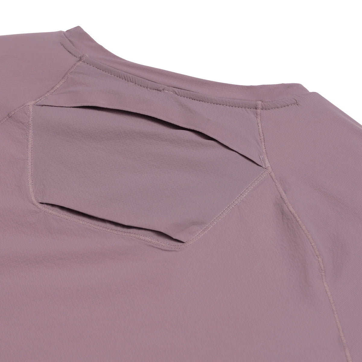 Close-up of a mauve Men’s RaceTech Tee Dusk, a featherweight running tee featuring a ventilated back panel with a horizontal opening for an integrated ice pocket.