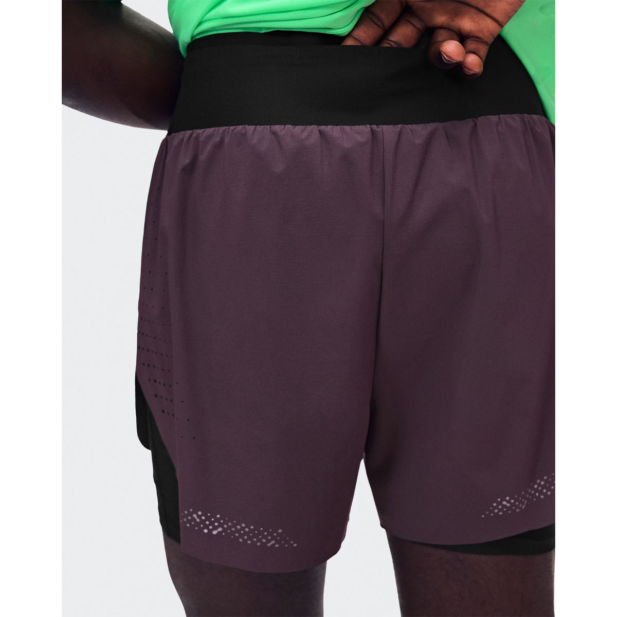 Men's On Zero 2-in-1 Shorts Urchin Black close-up of back showing zip pocket and dual gel mesh pockets for accessible bounce-free storage during high-intensity training and racing