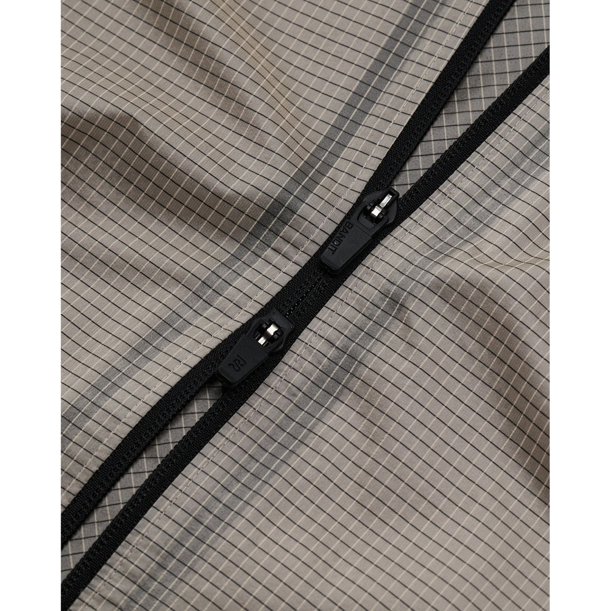Women's Bandit VeloRip Ultralight Windproof Jacket Oatmeal close-up of 2-way centre-front zipper showing adjustable ventilation that opens in both directions