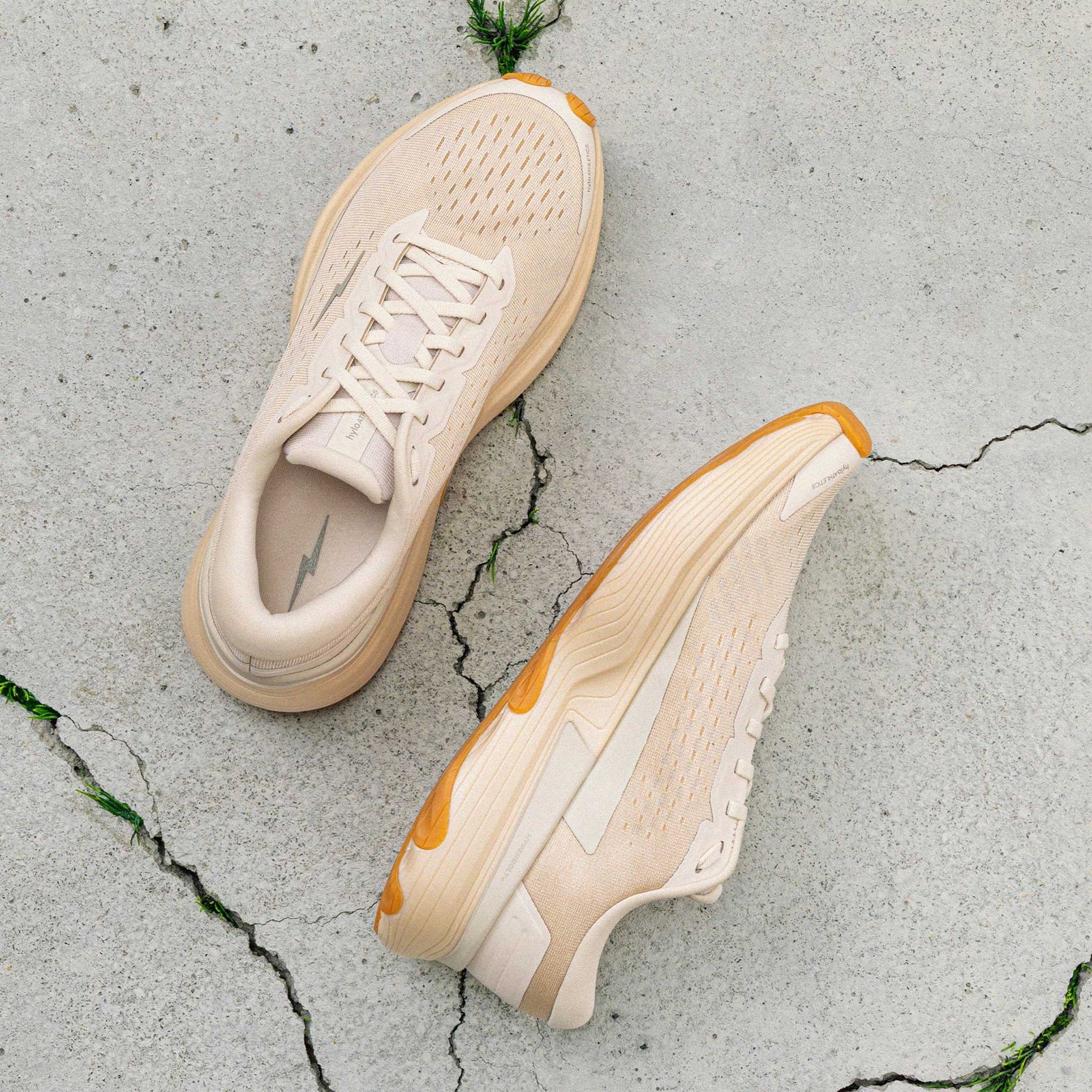 Hylo AXIS Running Shoes Beige showing top view of engineered Jacquard warp knit upper and inner side view displaying bio-based cushioning with lightweight stability