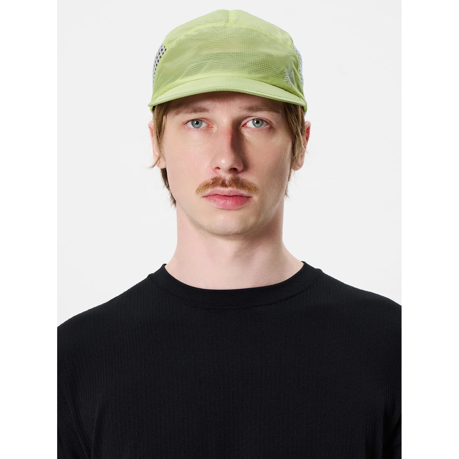 Goldwin Compact Run Mesh Cap Usuyanagi front view on male model showing foldable visor with wider field of vision and structured ripstop fabric construction