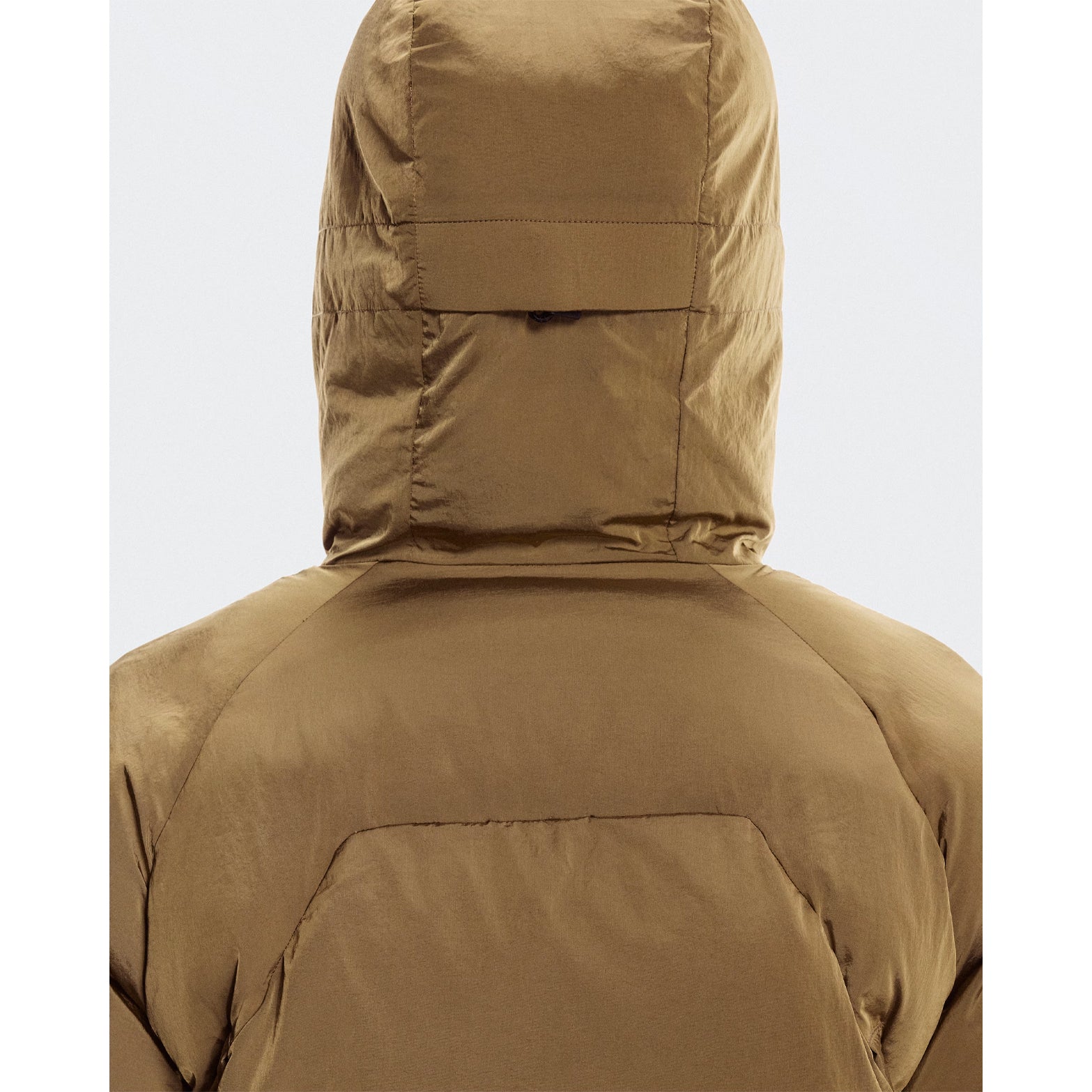 Men's All-Day Puffer Jacket Nutmeg close-up of hood and rear ventilation zippers for temperature control