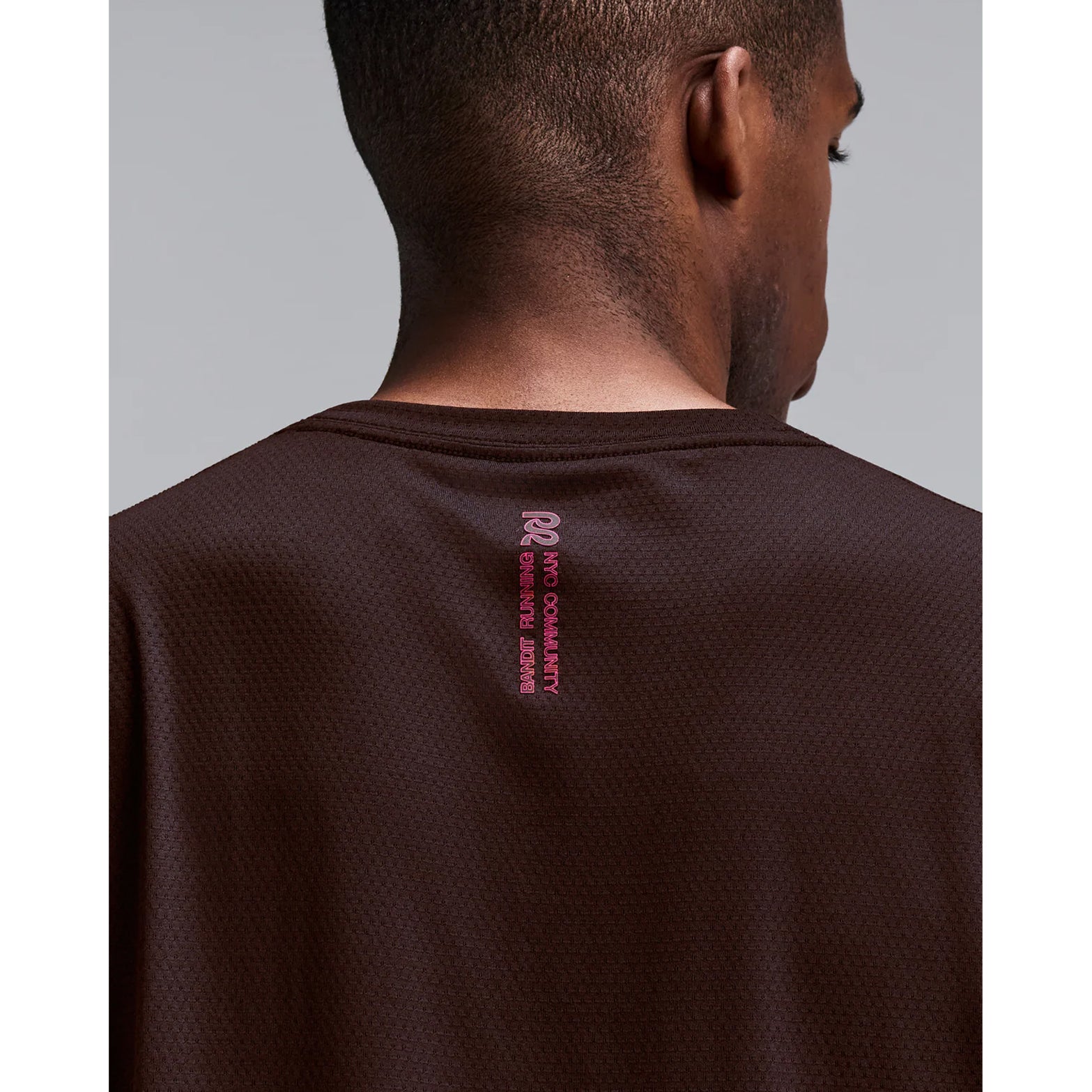 Men's Bandit Micromesh Run Tee Espresso close-up of back showing fast-drying Micromesh fabric with sweat-wicking airflow construction for sustained running efforts