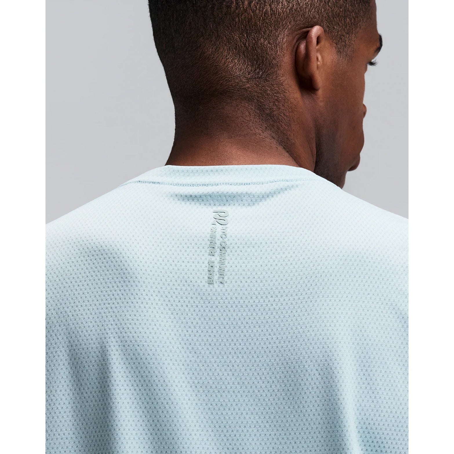Men's Bandit Micromesh Run Tee Lagoon close-up of back showing fast-drying Micromesh fabric with sweat-wicking airflow construction for sustained running efforts