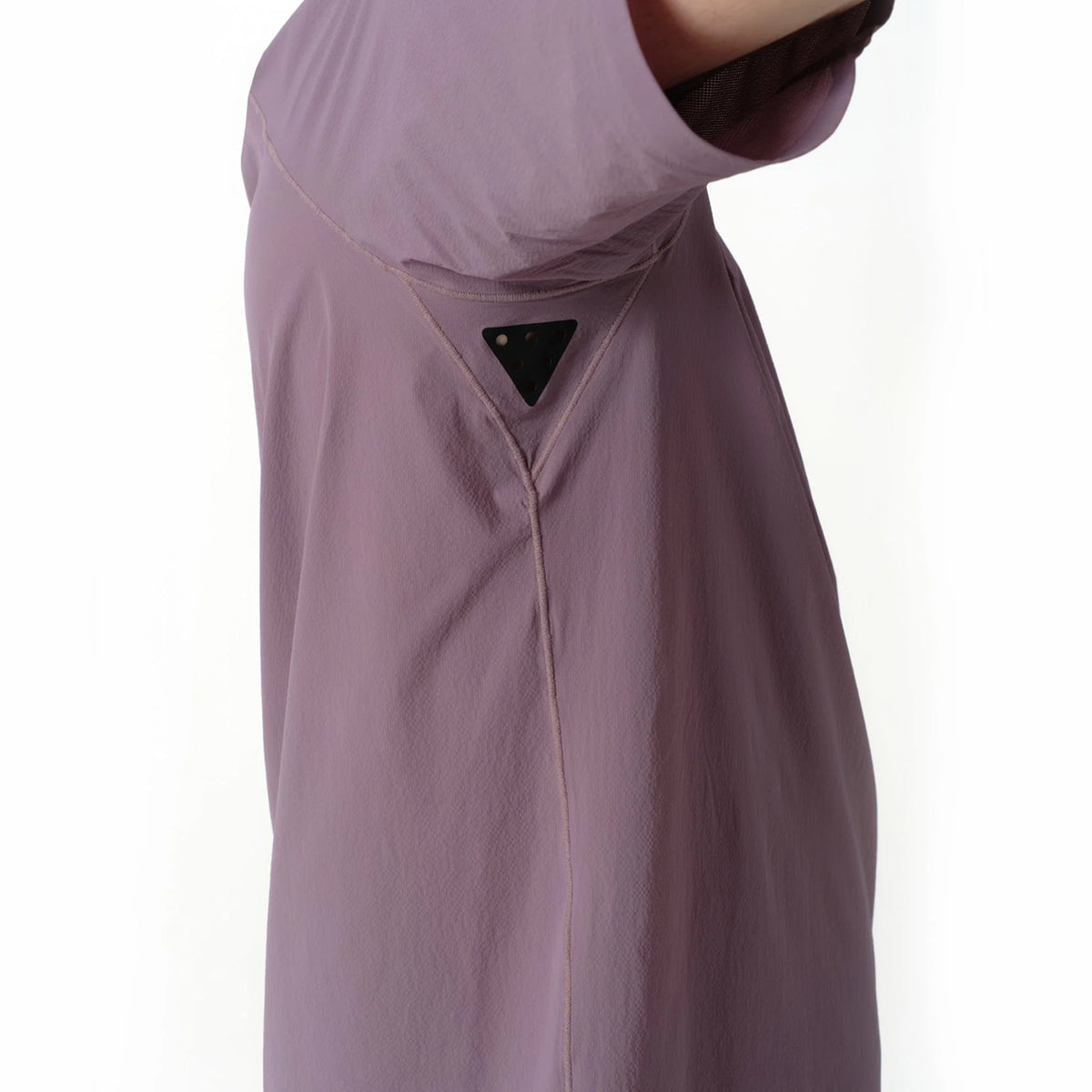 Side view of a mauve Raide Men’s RaceTech Tee Dusk, a featherweight running tee featuring a black triangular ventilation detail under the arm and UPF 50 protection.