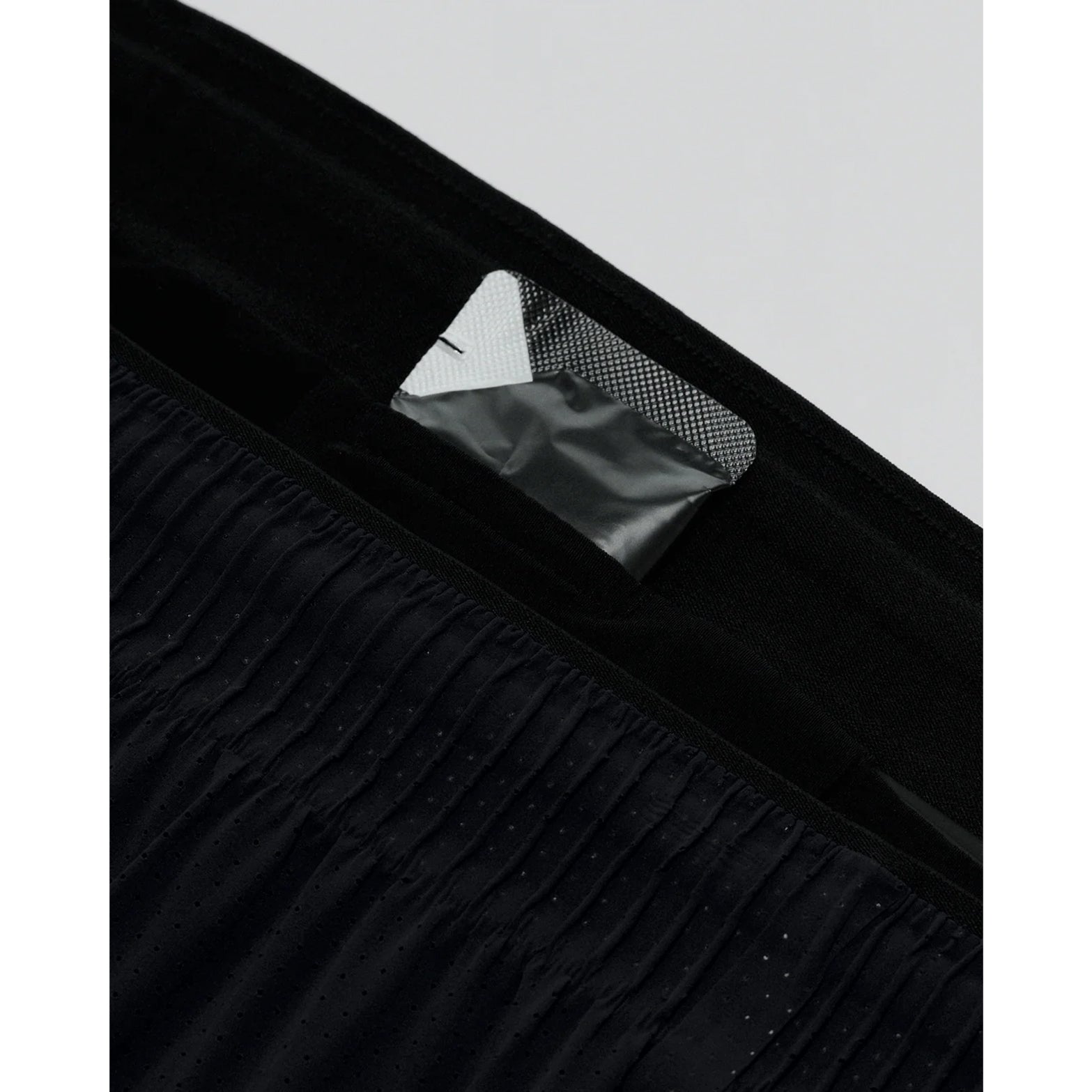 Men's Bandit Vento Next Gen 3 Inch Split Short Black close-up of 4 gel pockets and key pocket showing comprehensive nutrition storage system