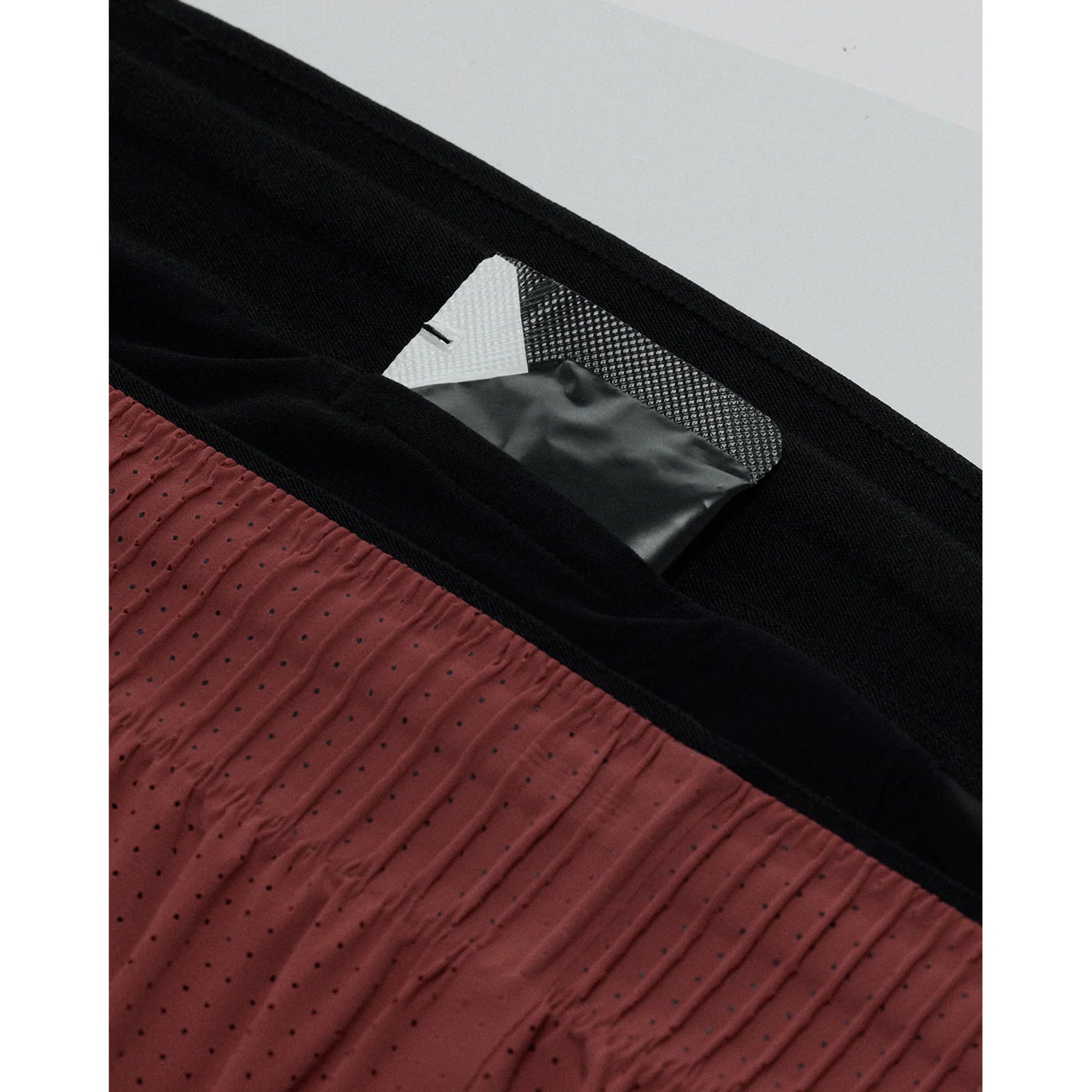 Men's Bandit Vento Next Gen 3 Inch Split Short Mahogany close-up of 4 gel pockets and key pocket showing comprehensive nutrition storage system