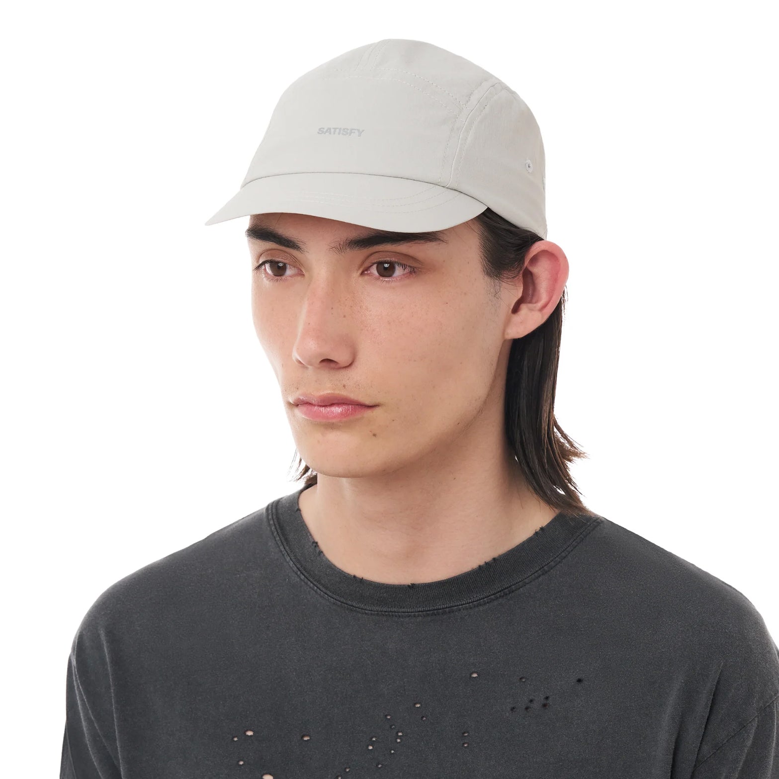 Satisfy PeaceShell Cordura Trail Cap in Light Grey — front view worn on model showing flexible brim, light grey PeaceShell™ Cordura construction and stealth-reflective Satisfy logo