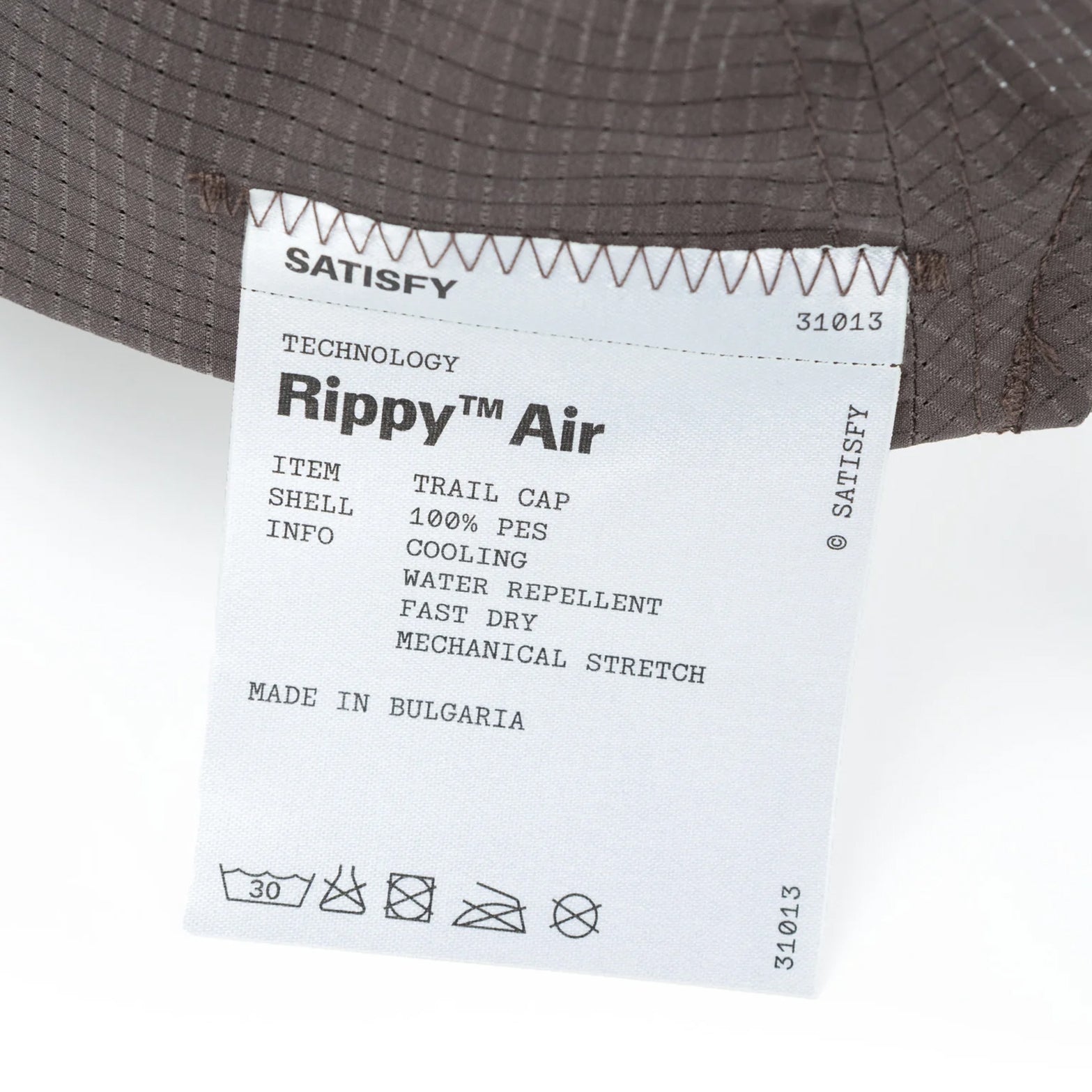 Satisfy Rippy Air Trail Cap Rocky Road close-up of fully detachable exterior care label with nothing inside interfering with skin contact