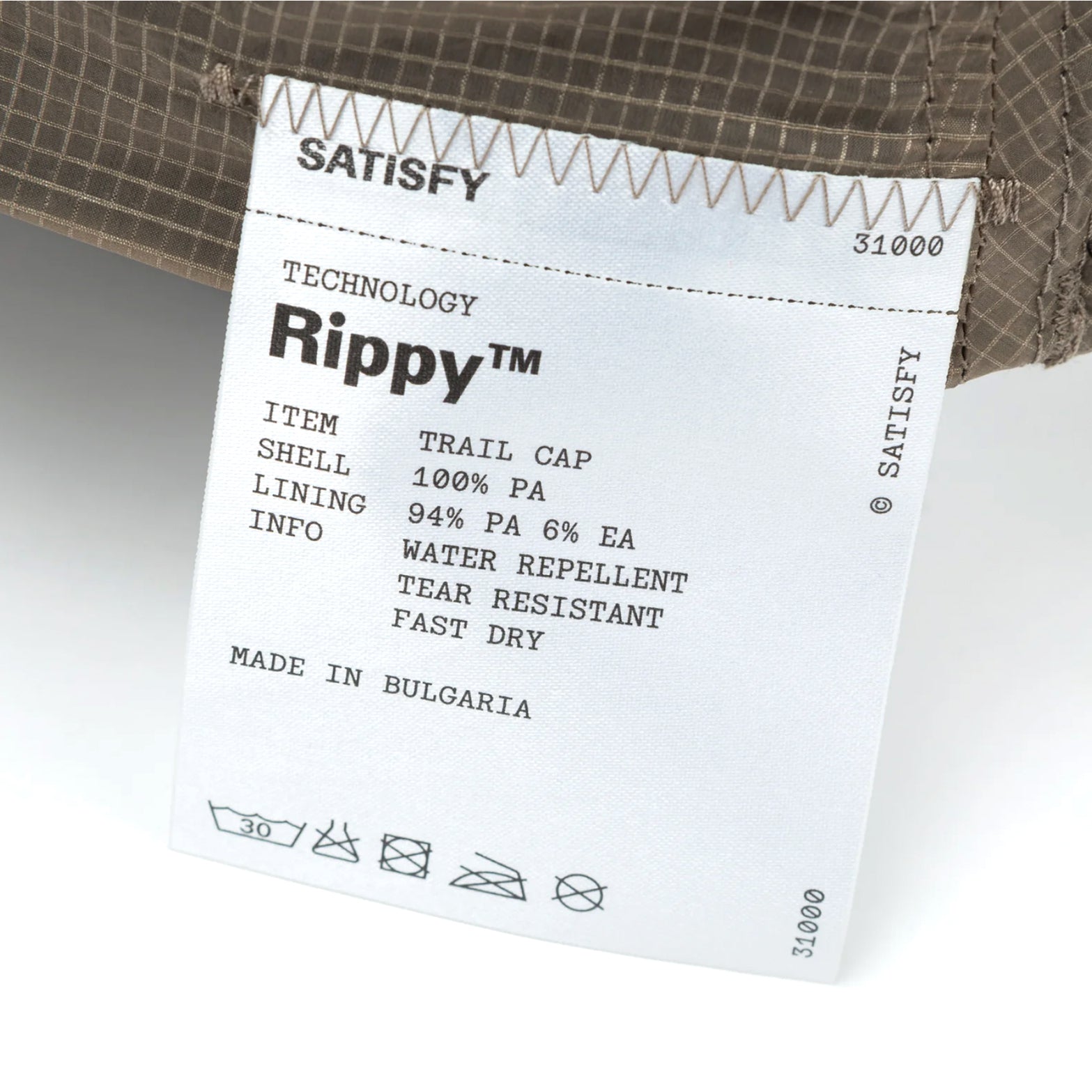 Satisfy Rippy Trail Cap Falcon close-up of fully detachable exterior care label with nothing inside interfering with comfort during trail running