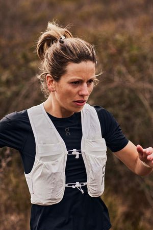 On Ultra Vest 10L Undyed-White - achilles heel