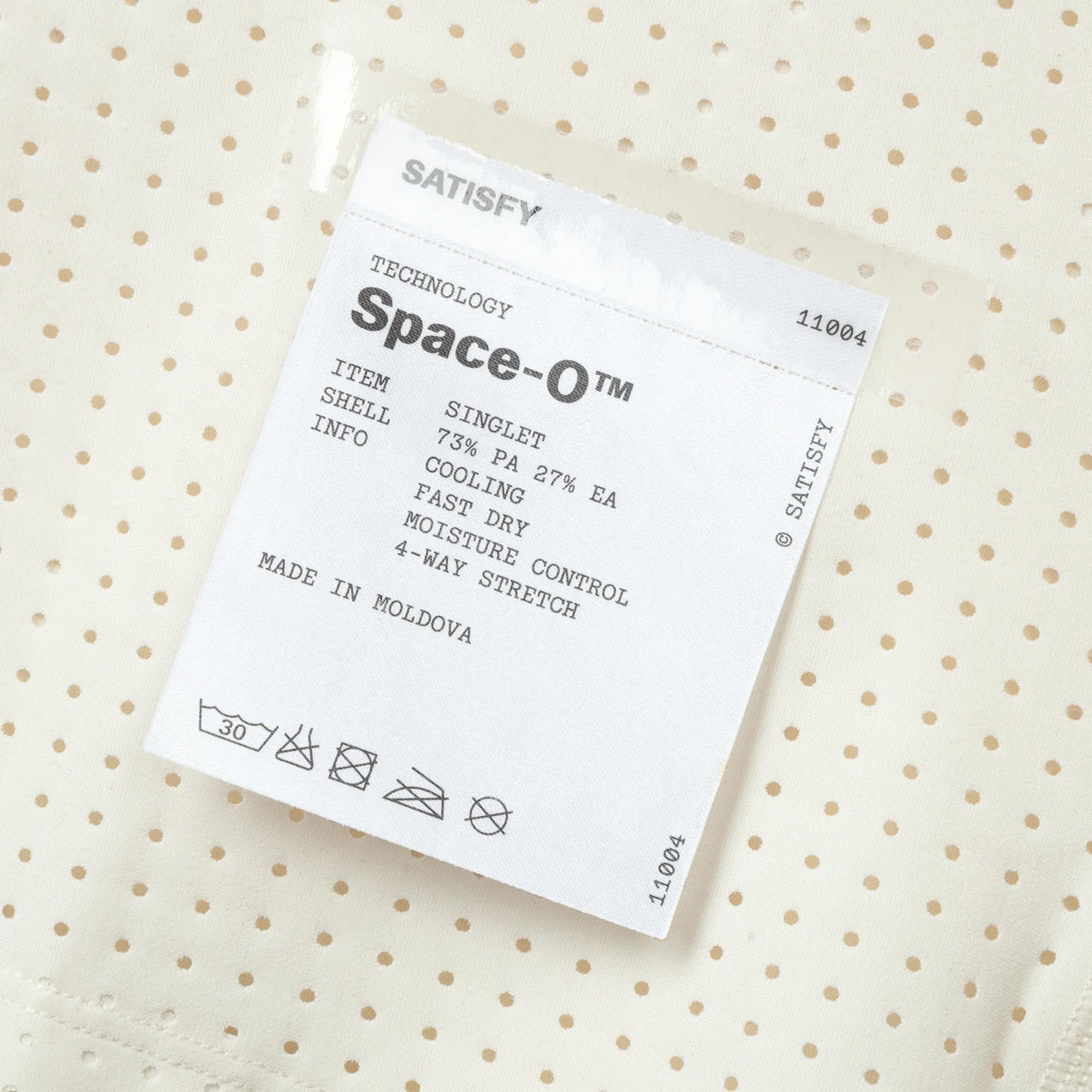 Satisfy Space-O™ Singlet in Chalk — closeup showing fully detachable exterior care label on Space-O™ perforated micro jersey fabric