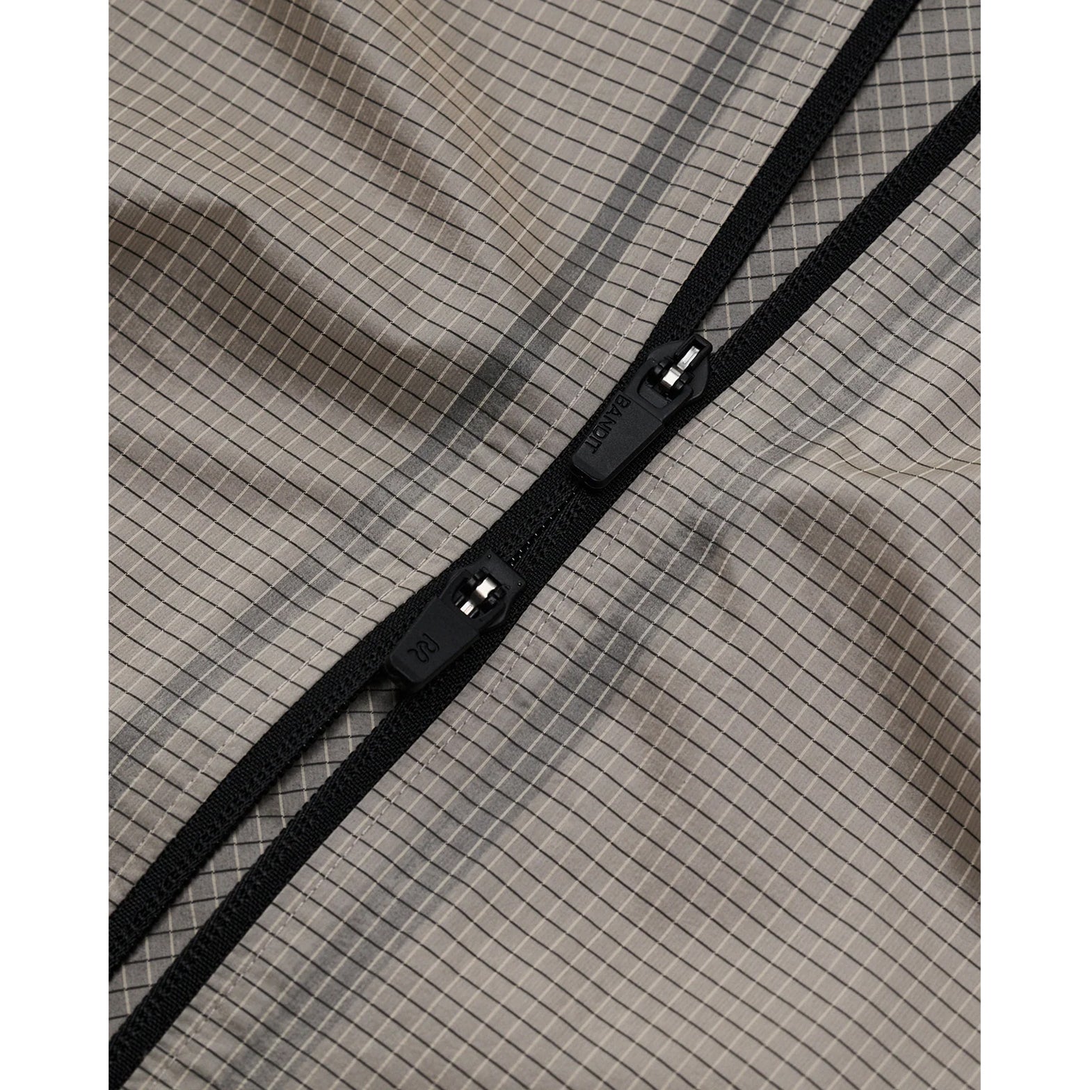 Women's Bandit VeloRip Ultralight Windproof Jacket Oatmeal close-up of 2-way centre-front zipper showing adjustable ventilation that opens in both directions